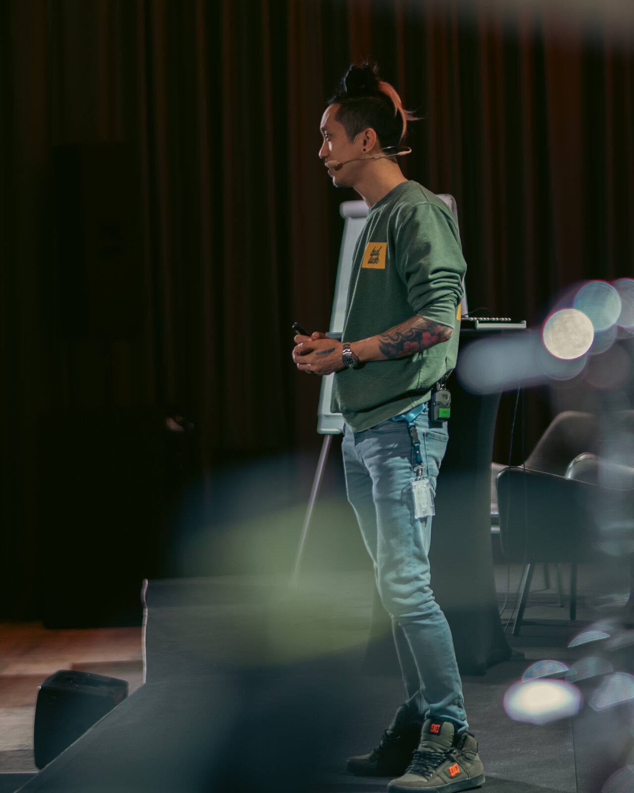 An op het podium tijdens een keynote over esthetiek