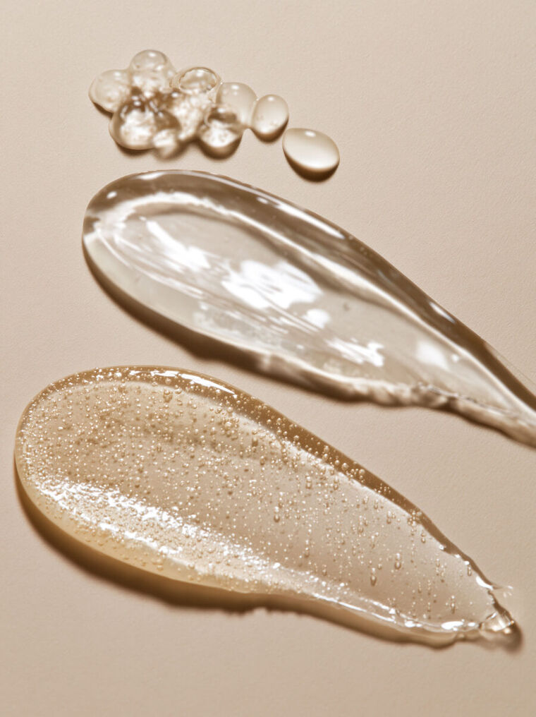 Skinbooster-gel: champagne-goud met dauw, scherp in beeld