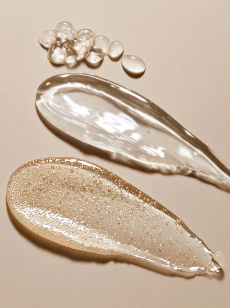 Textuur van een skinbooster: dun, fijn verdeeld hyaluronzuur